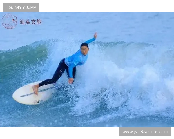 冲浪比赛突然跳出海豚，选手与海豚同框成奇景